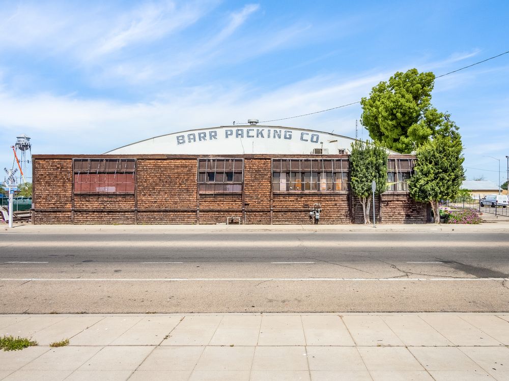 ±86,000 SF High Exposure Industrial Building on 2.42 Acres : 661 L St, Sanger, CA 93657